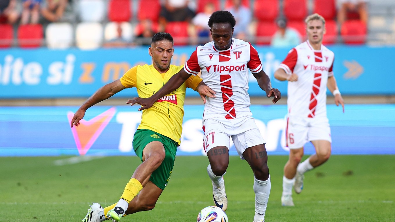 Kristián Bari (Žilina) a Dylann Kam (Trenčín) bojujú o loptu v zápase 4. kola Niké ligy.