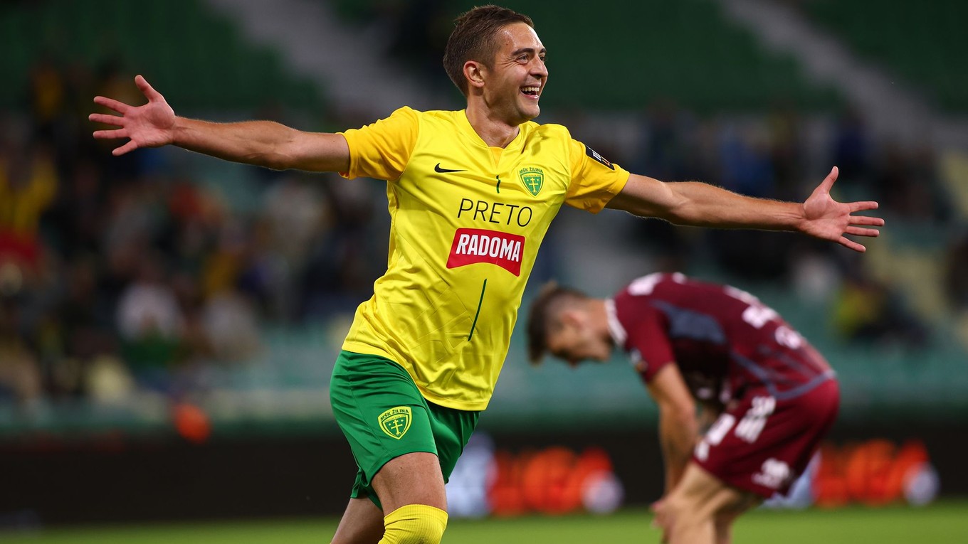Na snímke uprostred Michal Faško (Žilina) sa raduje z gólu v zápase 5. kola futbalovej Niké ligy medzi MŠK Žilina - FK Železiarne Podbrezová.