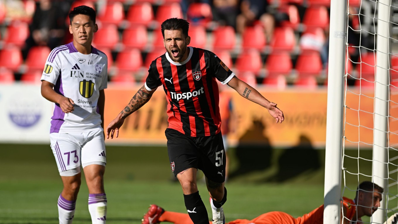 Útočník Spartaka Trnava Michal Ďuriš strieľa gól v zápase proti Komárnu. 