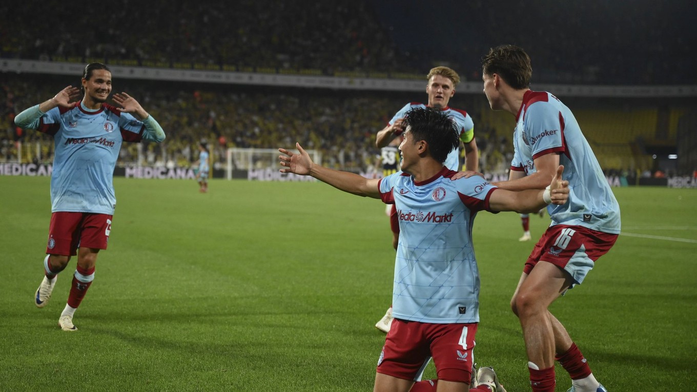 V drese Feyenoordu Leo Sauer (vpravo) sa teší z gólu, ktorý strelil jeho spoluhráč Cujoši Watanabe
(uprostred).