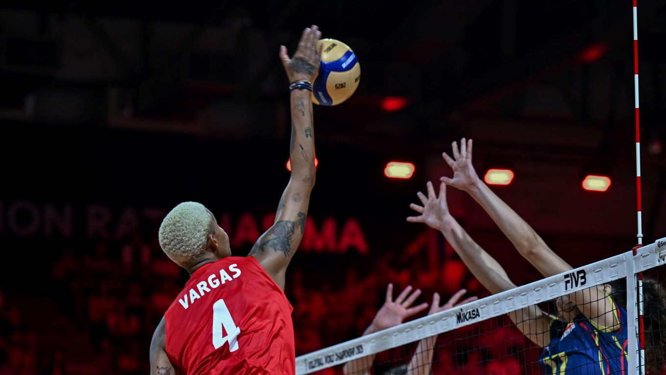 Turecká volejbalistka Melissa Vargasová smečuje počas zápasu základnej E-skupiny na MS v Thajsku.