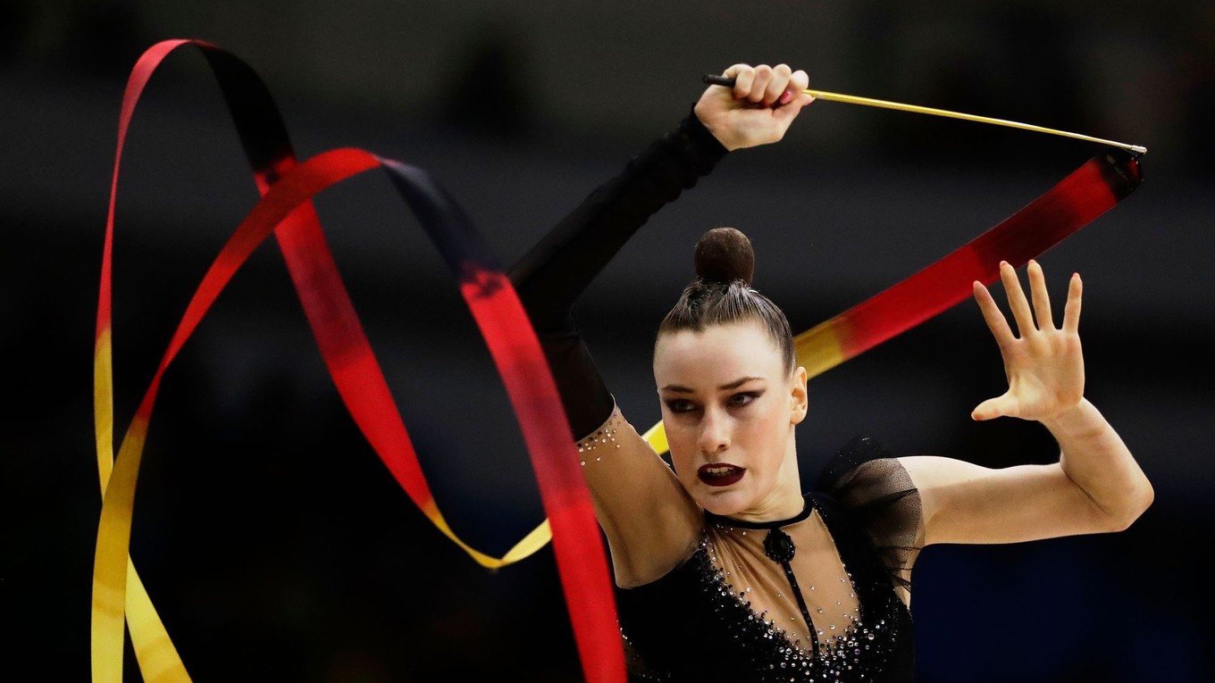 Darja Varfolomejevová počas cvičenia so stuhou vo finále viacboja jednotlivkýň na majstrovstvách sveta v brazílskom Riu de Janeiro.