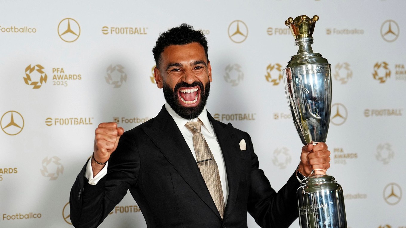 Mohamed Salah pózuje s trofejou pre najlepšieho hráča podľa PFA.