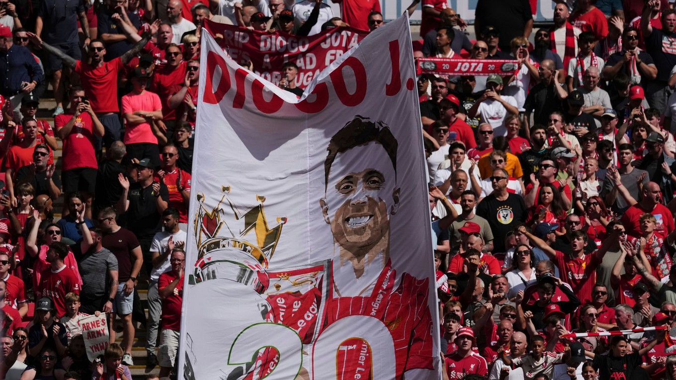 Fanúšikovia Liverpoolu vzdali hold zosnulému Diogovi Jotovi pred zápasom o Community Shield 2025.
