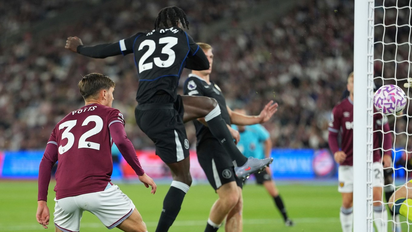 Trevoh Chalobah strieľa gól v zápase West Ham - Chelsea. 