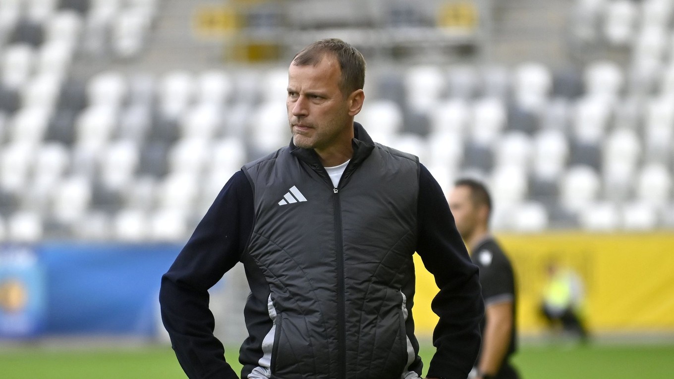 Tréner MFK Ružomberok Ondřej Smetana sleduje zápas 5. kola futbalovej Niké ligy FC Košice - MFK Ružomberok.