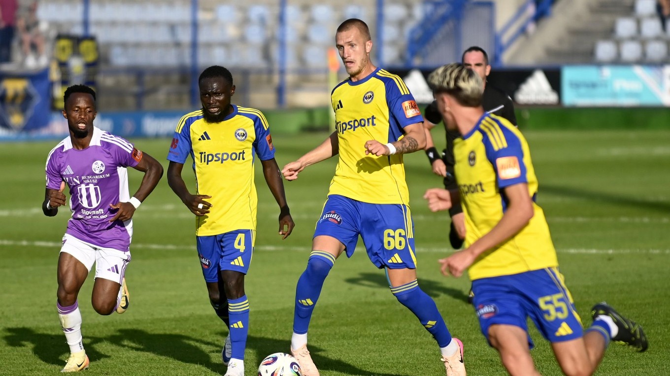 Christian Emmanuel (Komárno) a Abdul Zubairu , Martin Bednár a Artúr Musák (všetci Michalovce) v zápase 2. kola Niké ligy.