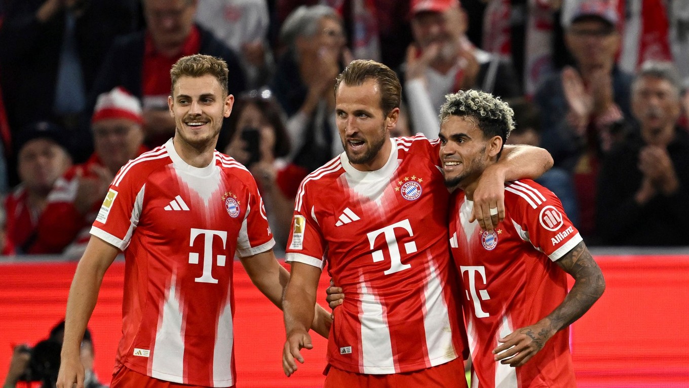 Harry Kane (uprostred) oslavuje po tom, ako skóroval proti Lipsku v zápase 1. kola nemeckej Bundesligy.