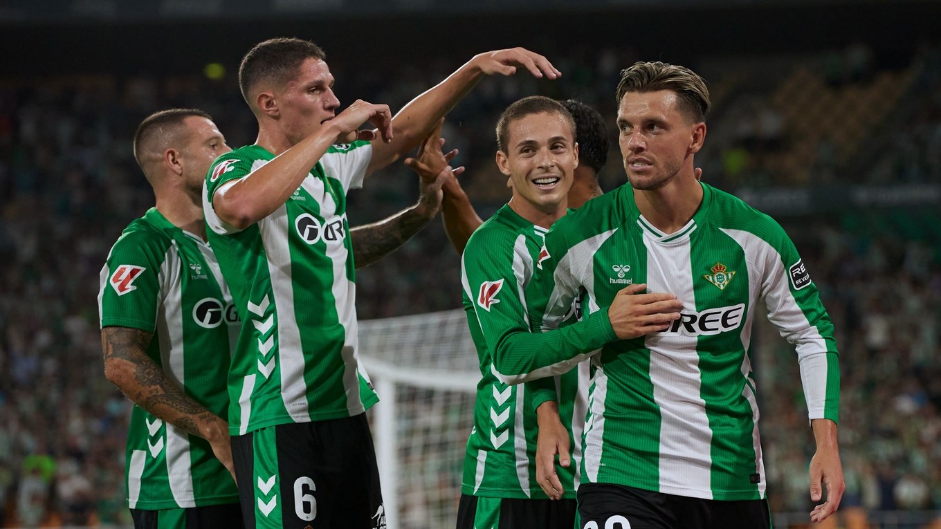 Futbalisti Realu Betis sa tešia z gólu Giovaniho Lo Celsa (vpravo).