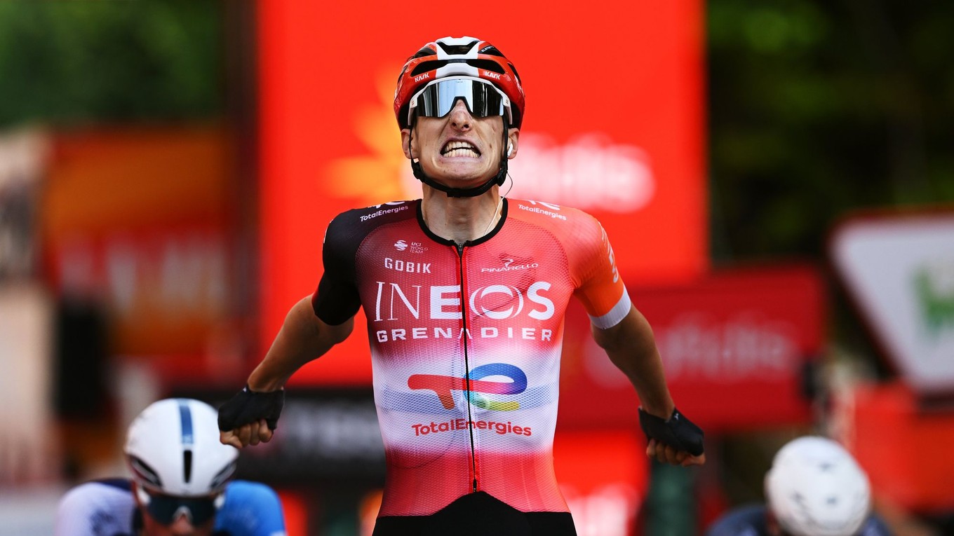 Ben Turner oslavuje triumf vo 4. etape Vuelta a Espaňa 2025.