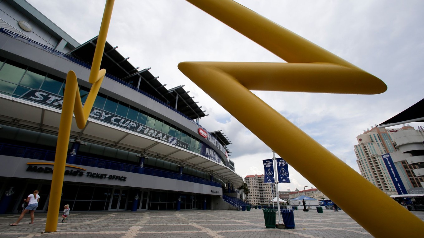 Domáca hala hokejistov Tampy Bay Lightning ponesie názov Benchmark International Arena.