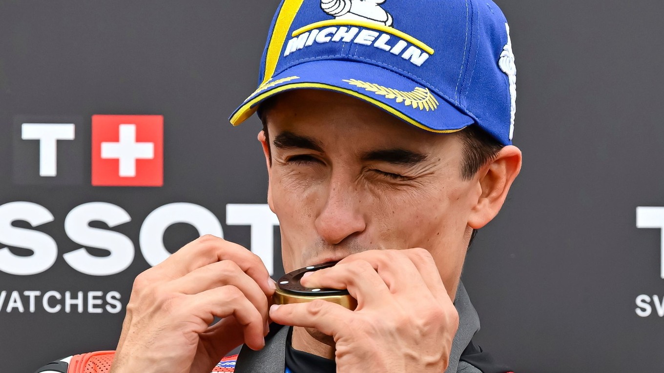 Španielsky motocyklový pretekár Marc Marquez z tímu Ducati sa teší z víťazstva v šprinte.