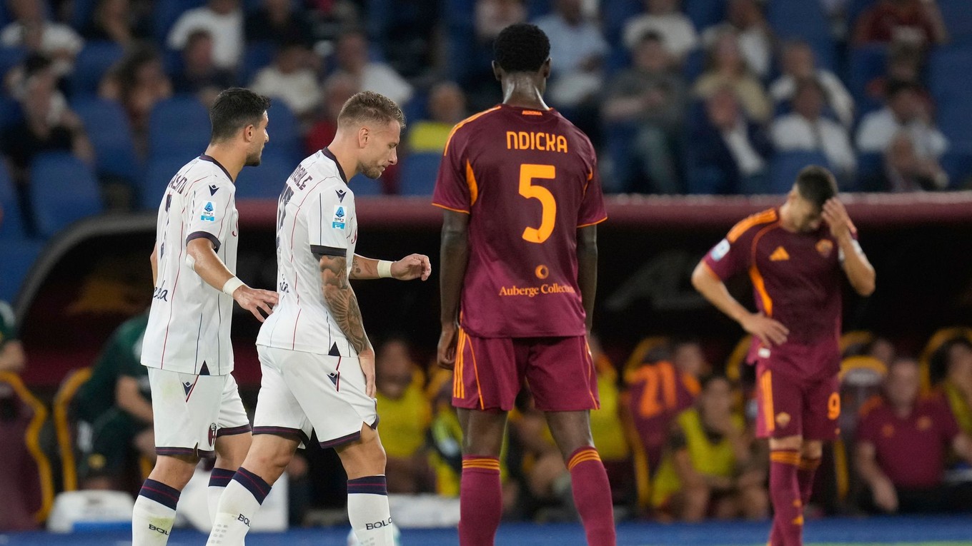 Ciro Immobile púšťa ihrisko po zranení v zápase Bologna - AS Rím.