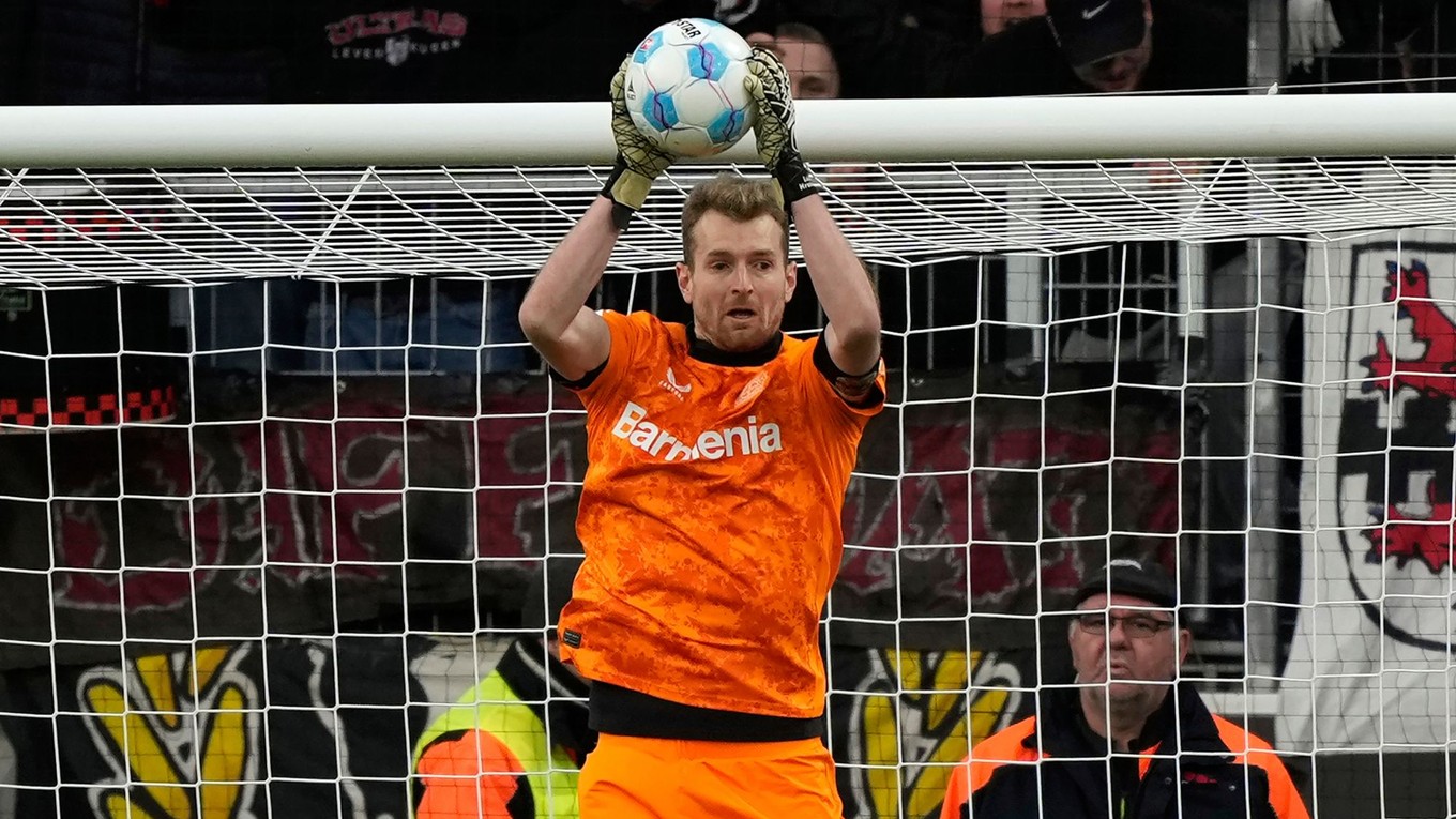 Brankár Lukáš Hrádecký v drese Bayeru Leverkusen. 