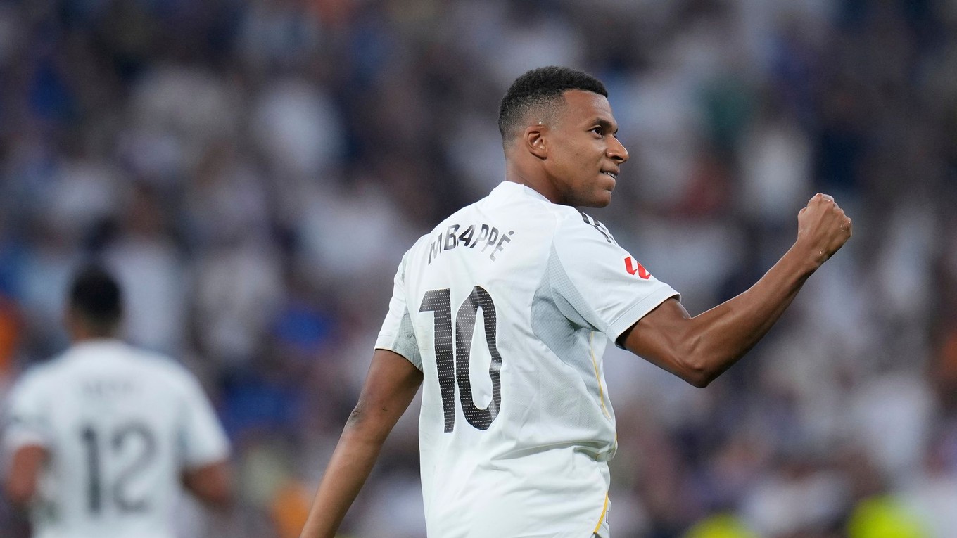 Kylian Mbappe sa raduje z gólu z penalty v 1. kole španielskej La Ligy Real Madrid - CA Osasuna.