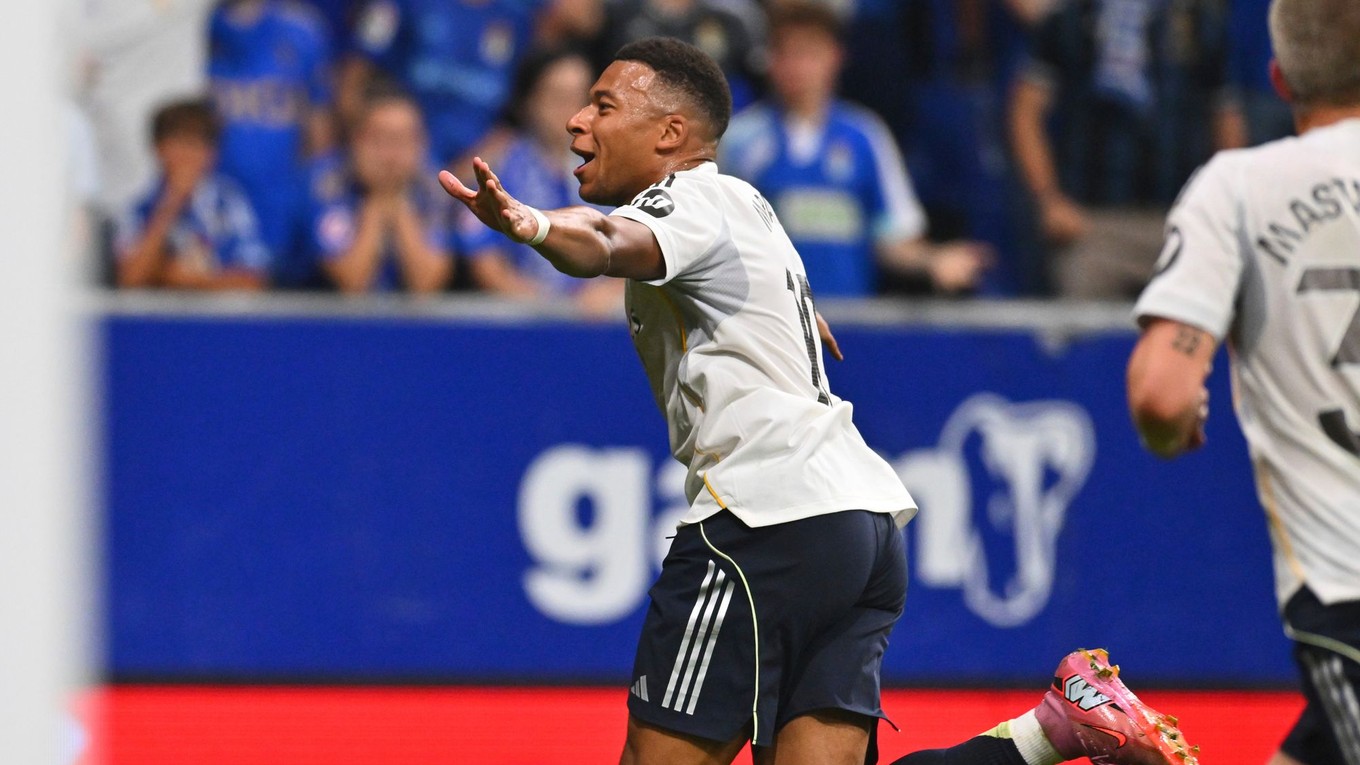 Kylian Mbappé oslavuje gól do siete Realu Oviedo.