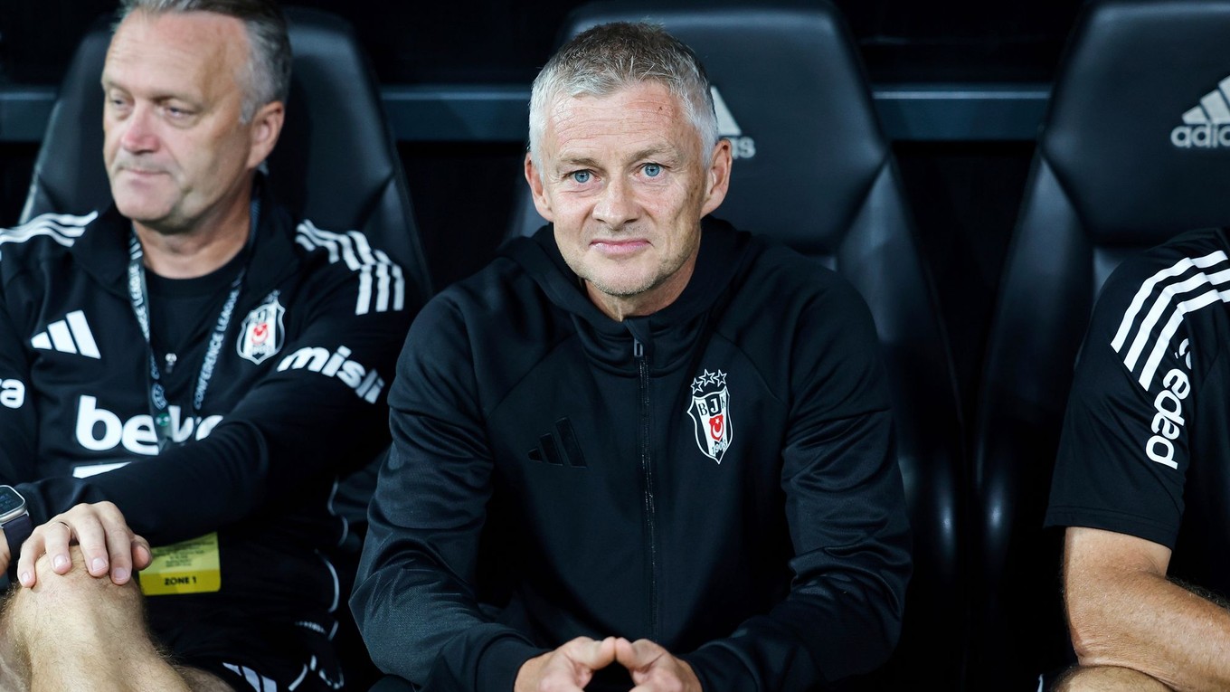 Ole Gunnar Solskjaer sleduje zápas play-off Konferenčnej ligy Besiktas - Lausanne.