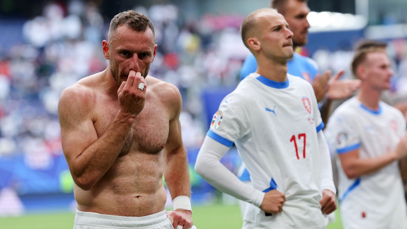 Na archívnej snímke z 22. júna 2024 v Hamburgu českí futbalisti Vladimír Coufal (vľavo) a Václav Černý reagujú po zápase Gruzínsko - Česká republika na ME vo futbale.