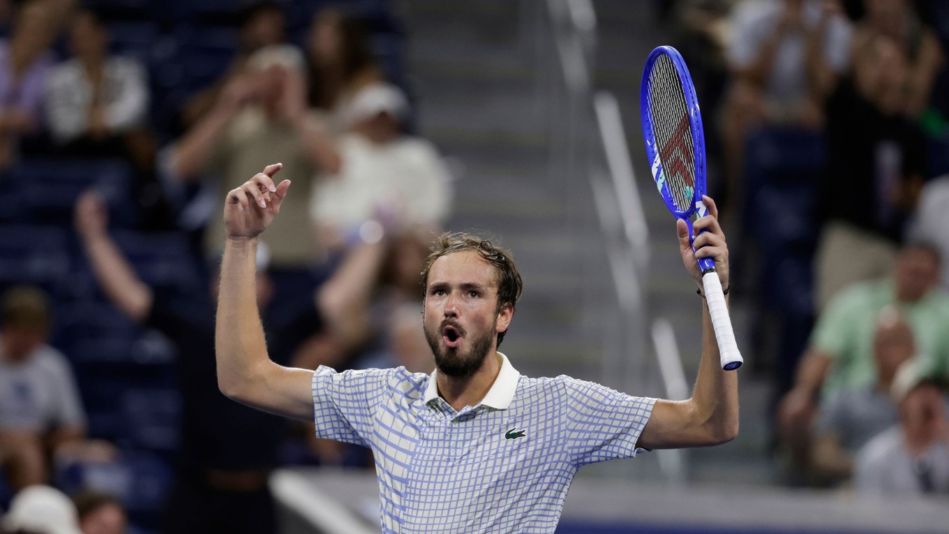 Ruský tenista Daniil Medvedev reaguje v zápase proti Francúzovi Benjaminovi Bonzimu v 1. kole dvojhry mužov na grandslamovom turnaji US Open.