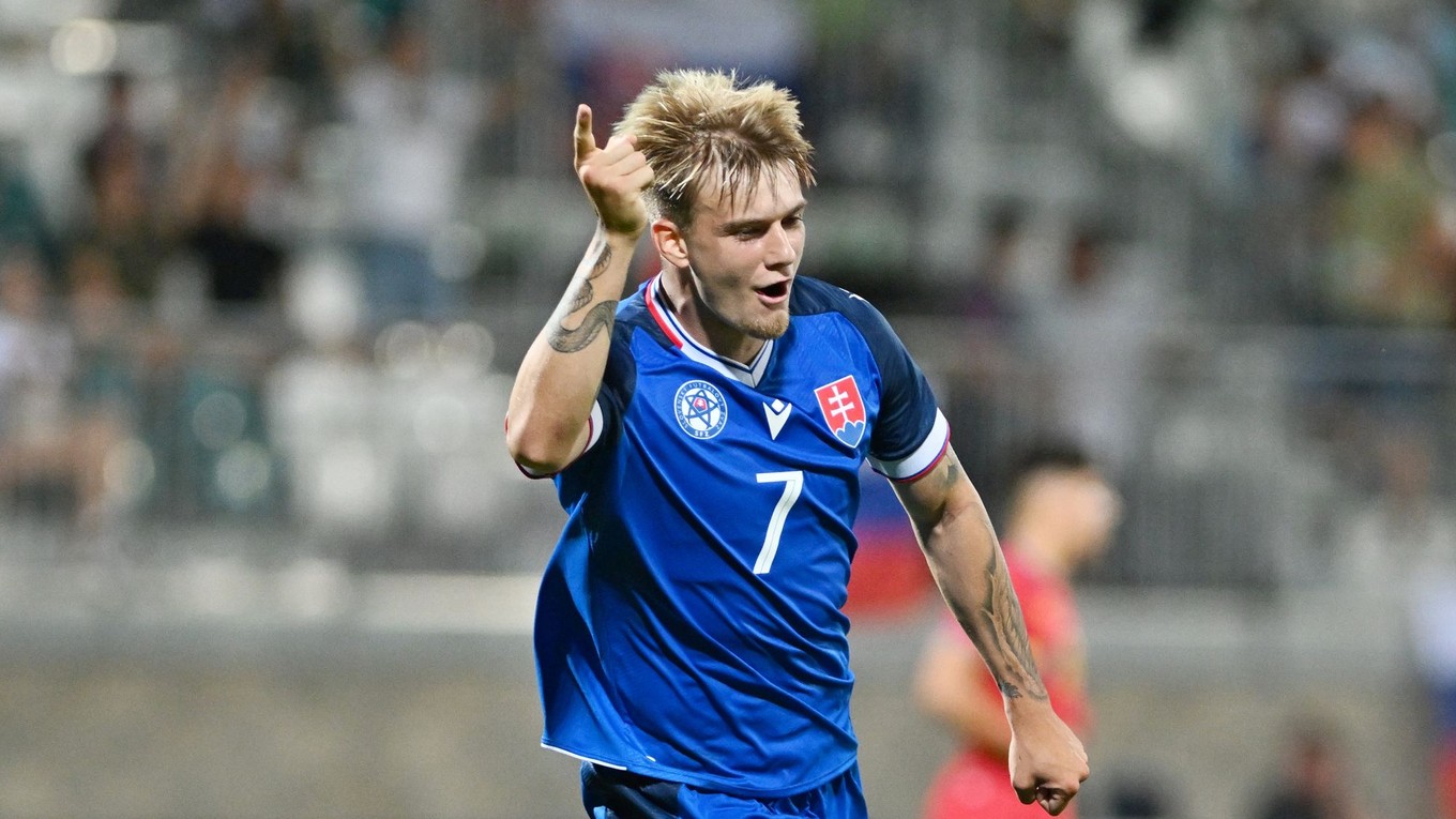 Matej Riznič oslavuje gól do siete Andorry.