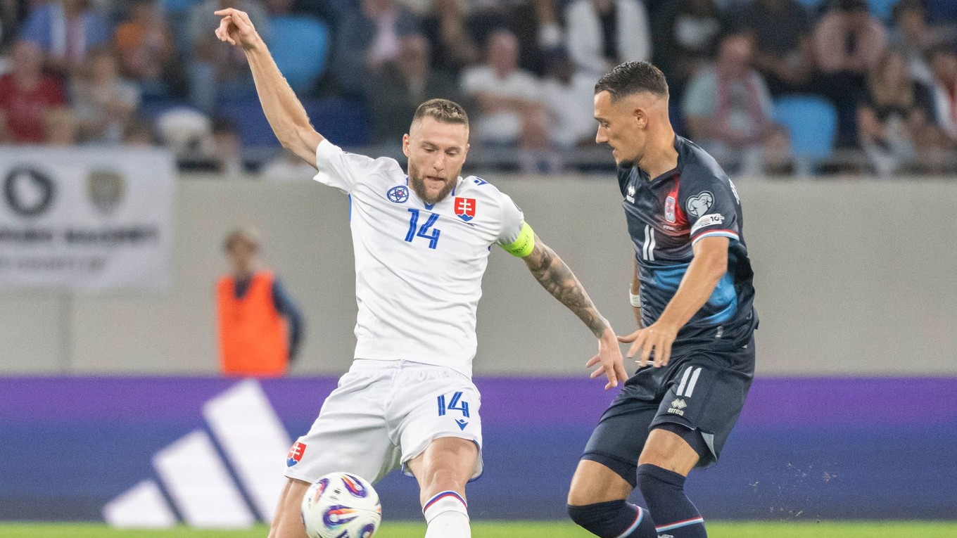 Milan Škriniar (Slovensko) a a Edvin Muratovič (Luxembursko) počas zápasu A-skupiny európskej kvalifikácie MS 2026 vo futbale.
