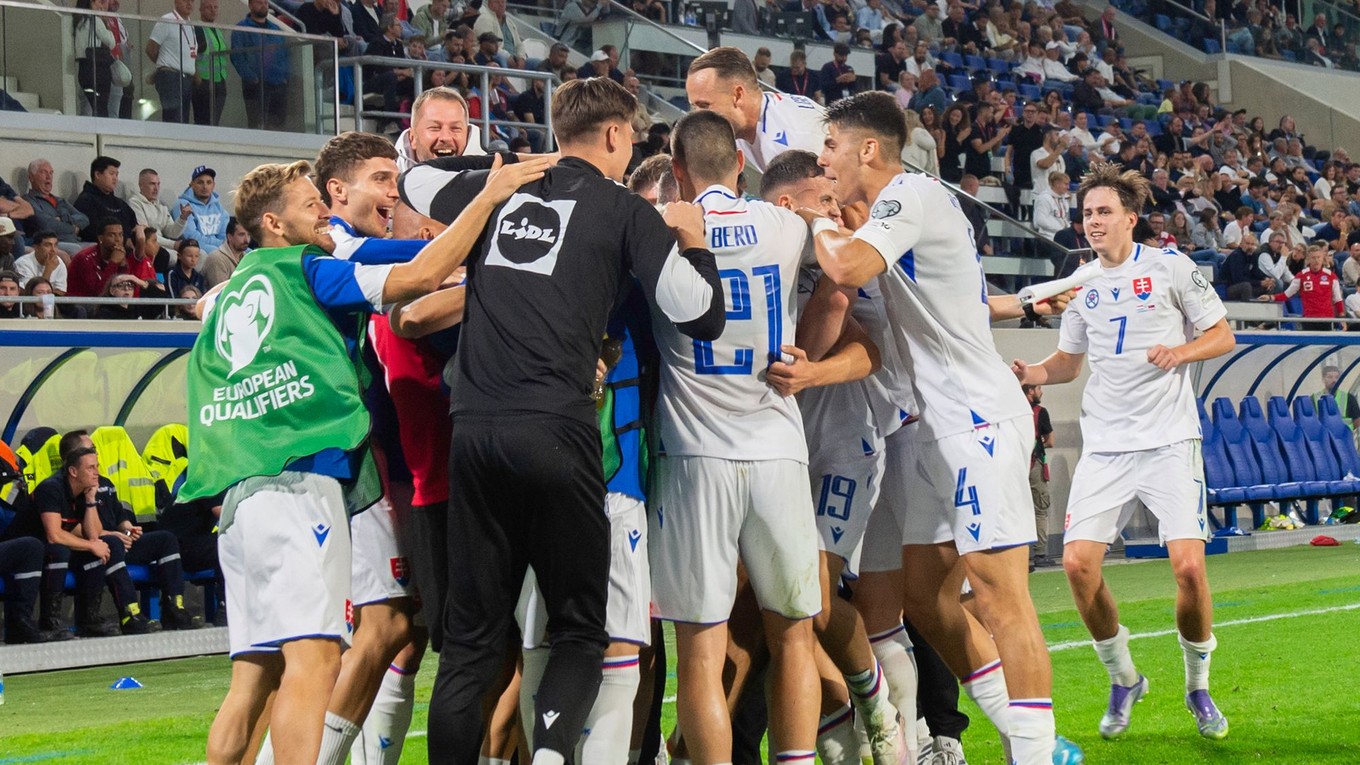 Slovenskí futbalisti sa tešia z gólu 