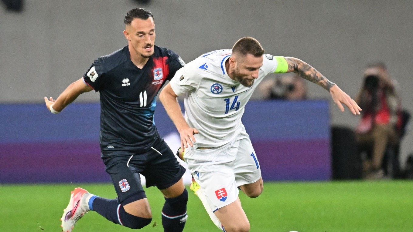 Milan Škriniar (Slovensko) a Edvin Muratovič (Luxembursko) počas zápasu A-skupiny európskej kvalifikácie MS 2026 vo futbale.