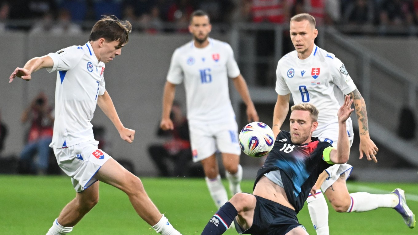 Ondrej Duda (Slovensko), Laurent Jans (Luxembursko) a Leo Sauer (Slovensko) počas zápasu A-skupiny európskej kvalifikácie MS 2026 vo futbale.