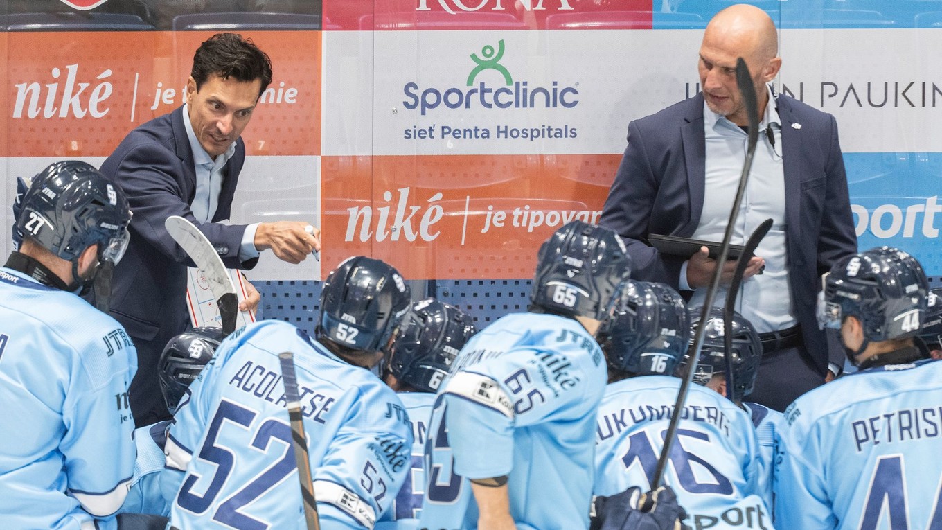 Brad Tapper a jeho asistent Tomáš Surový dávajú pokyny svojim zverencom. 