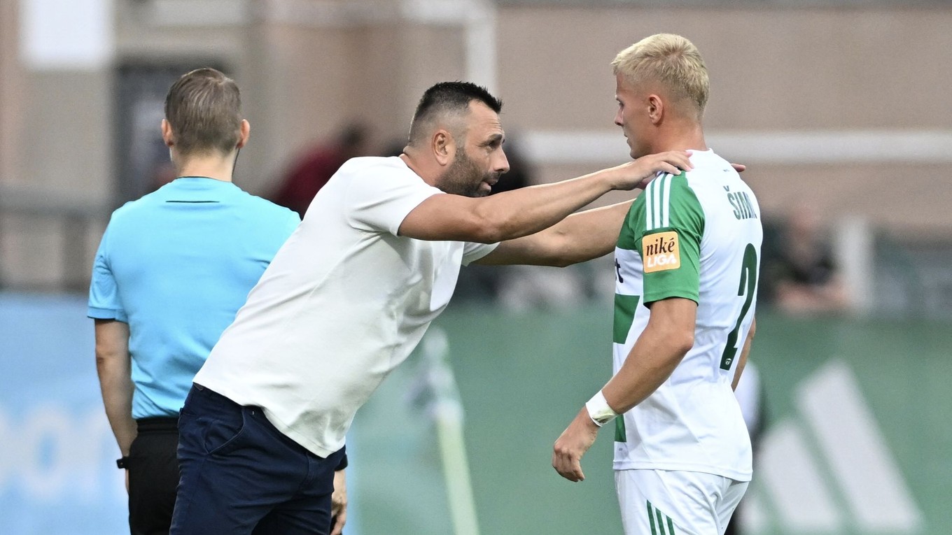 Vľavo tréner Skalice David Oulehla a hráč Skalice Lukáš Šimko počas zápasu futbalovej Niké ligy.