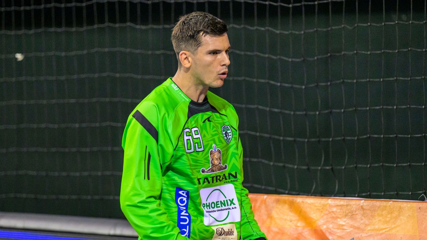 Brankár Ivan Ereš (Prešov) sa teší počas zápasu 2. kola Niké handball extraligy Tatran Prešov - MŠK Považská Bystrica.