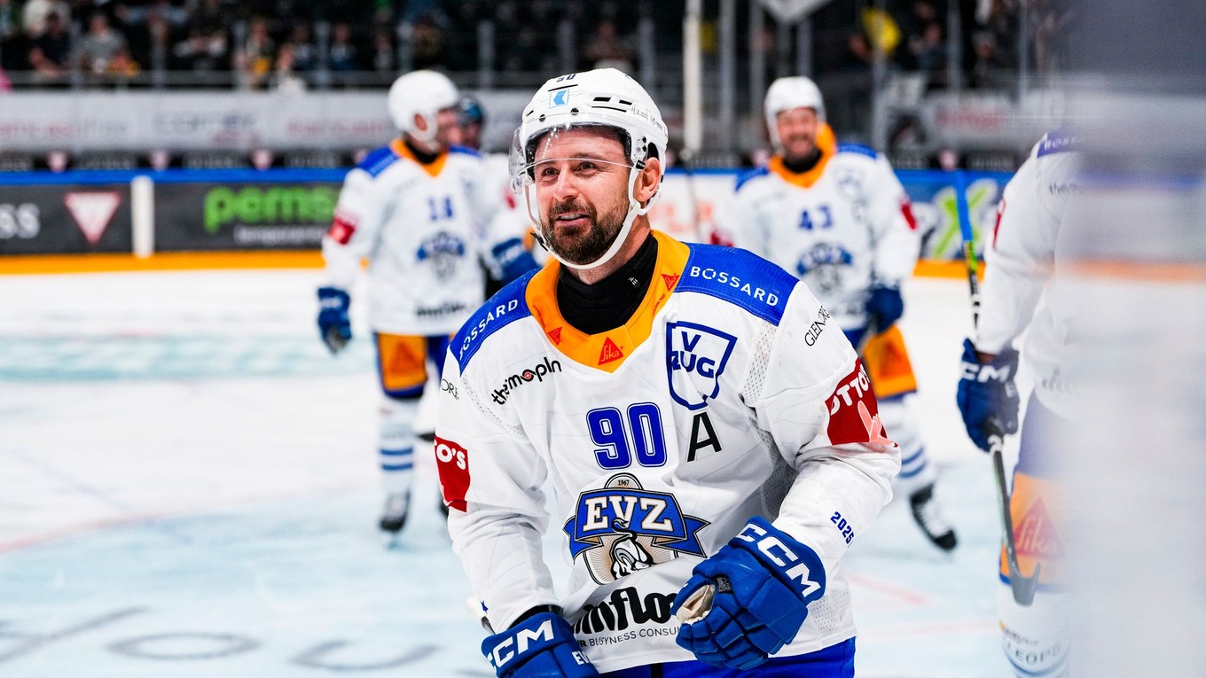 Tomáš Tatar oslavuje gól EV Zug. 