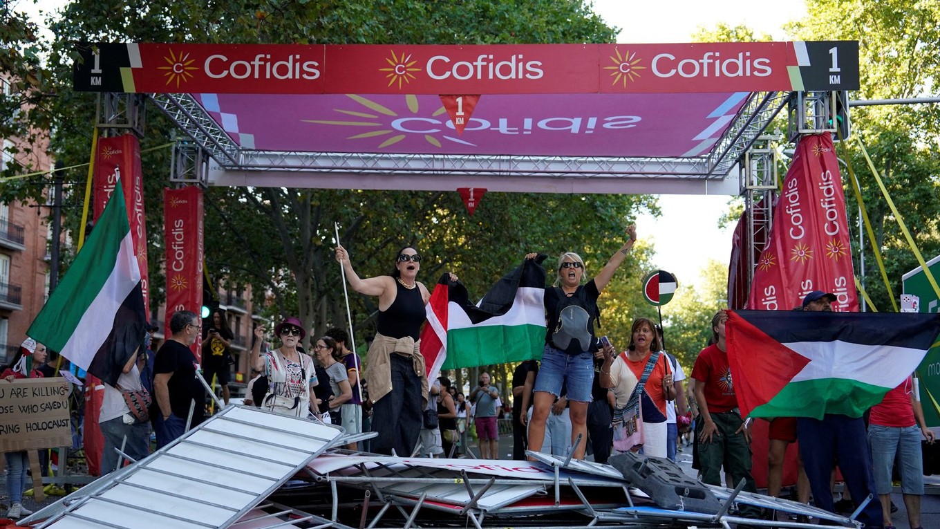 Aktivisti jeden kilometer pred cieľom blokujú prejazd.