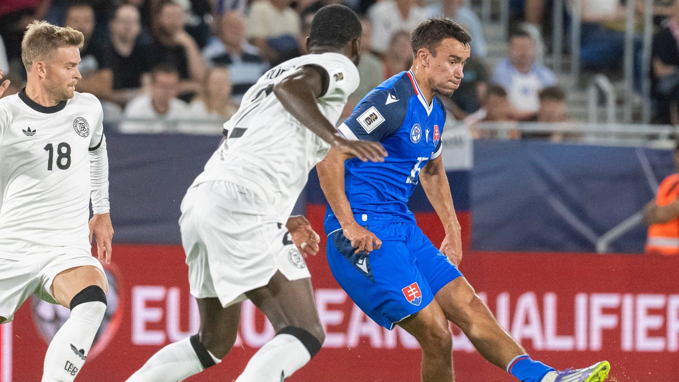 Sprava hráč Slovenska David Strelec, hráč Nemecka Antonio Rüdiger a hráč Nemecka Maximilian Mittelstädt