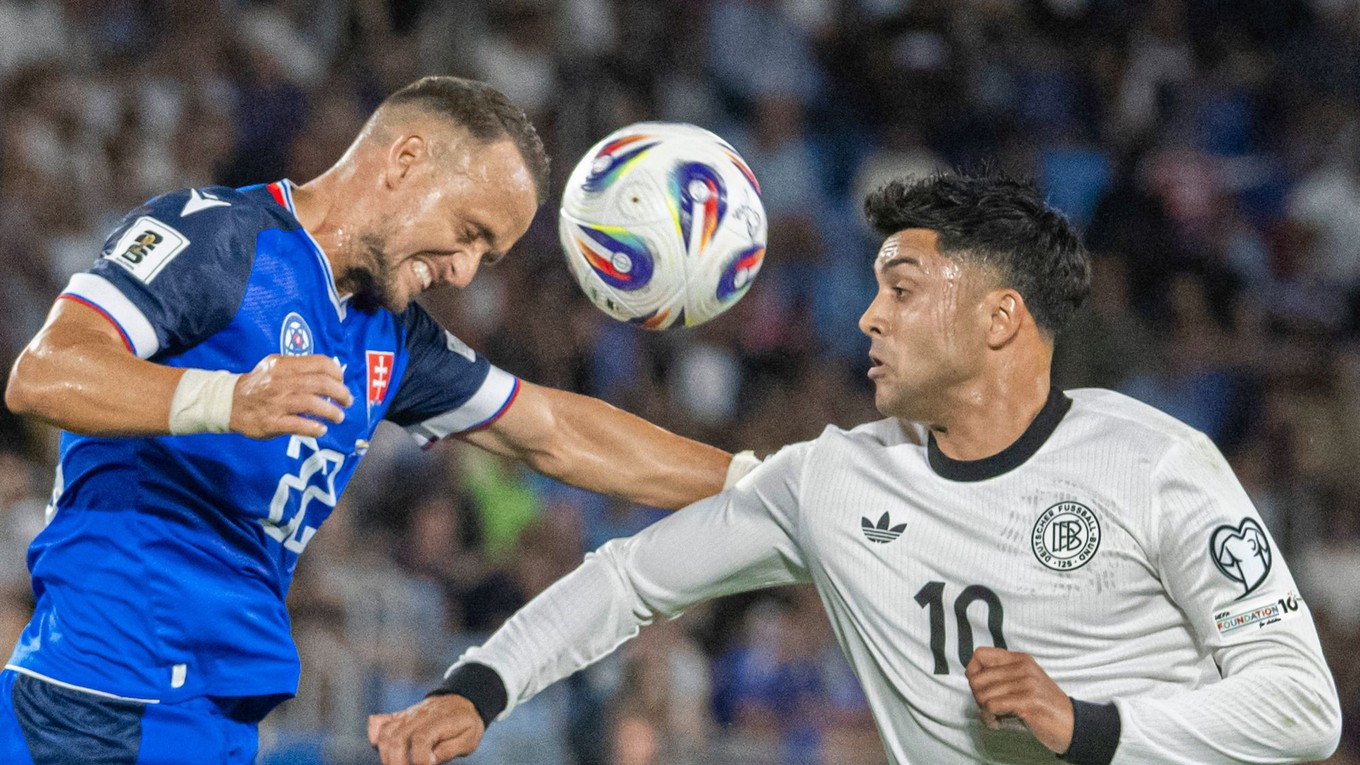 Na snímke zľava hráč Slovenska Stanislav Lobotka a hráč Nemecka Nadiem Amiri .