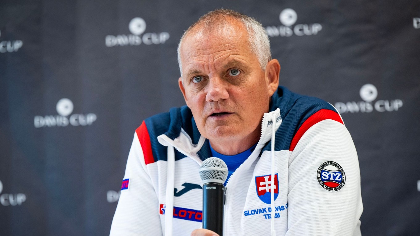 Kapitán slovenského tenisového daviscupového tímu Tibor Tóth počas tlačovej konferencie 