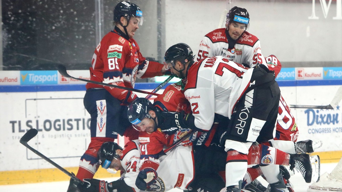 Skrumáš pred zvolenskou bránou počas zápasu 1. kola Tipsport ligy HC MONACObet Banská Bystrica - HKM Zvolen.