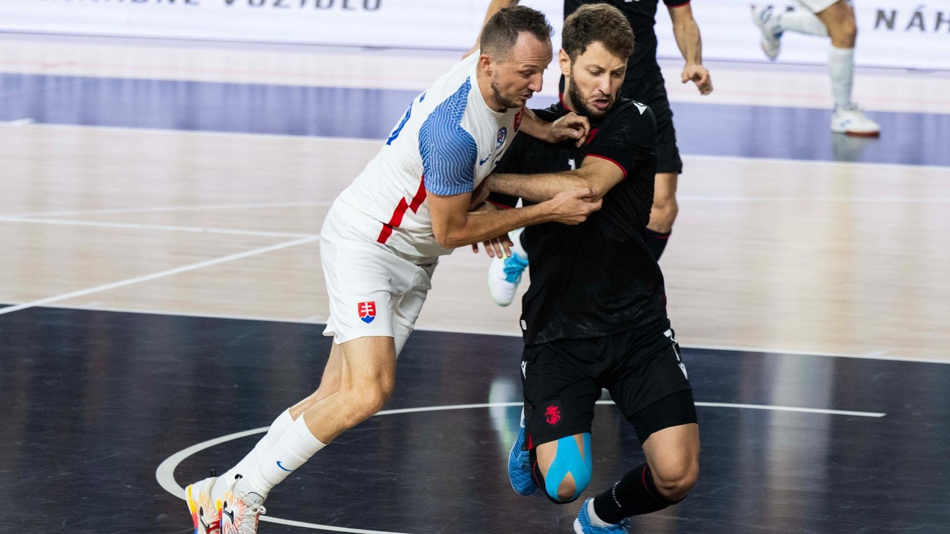 Zľava Tomáš Drahovský a Shota Tophuria (Gruzínsko) počas odvetného zápasu.