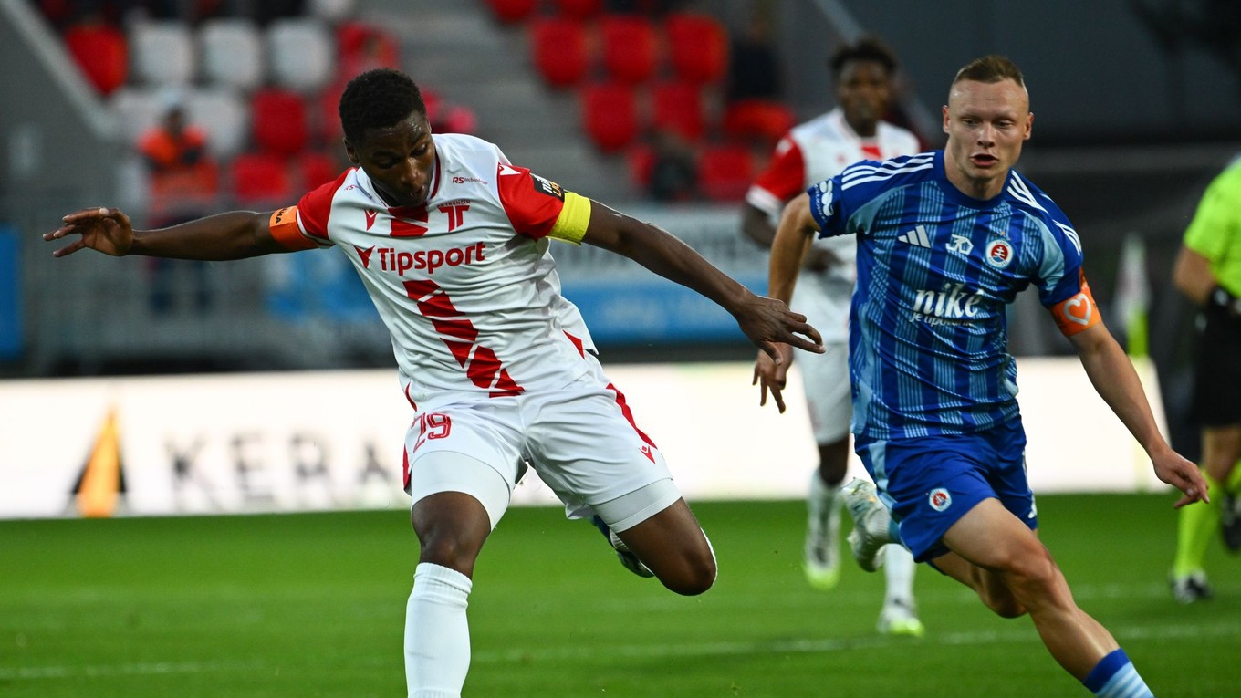 Zľava Loic Anthony z Trenčína a Nino Marcelli zo Slovana.