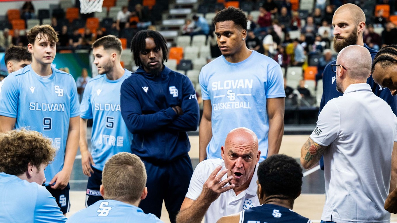 Tréner BC Slovan Bratislava Aramis Naglič spolu s hráčmi. 