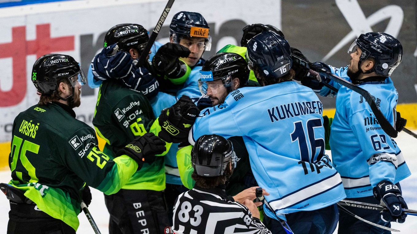 Na snímke hráči HC Slovan Bratislava a Vlci Žilina počas zápasu.