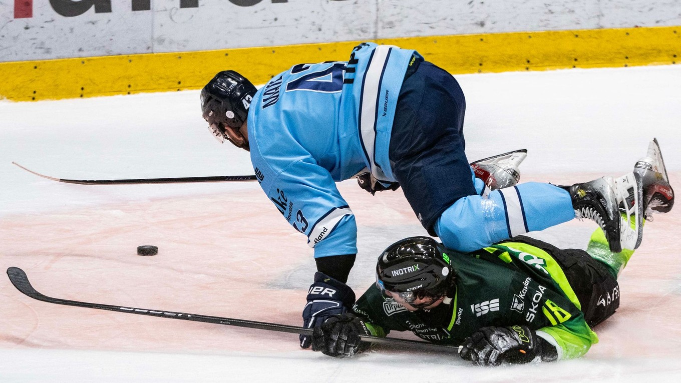 Zľava Patrik Maier (Slovan) a Scott Austin Kosmachuk (Žilina) počas zápasu 7. kola hokejovej Tipsport ligy.