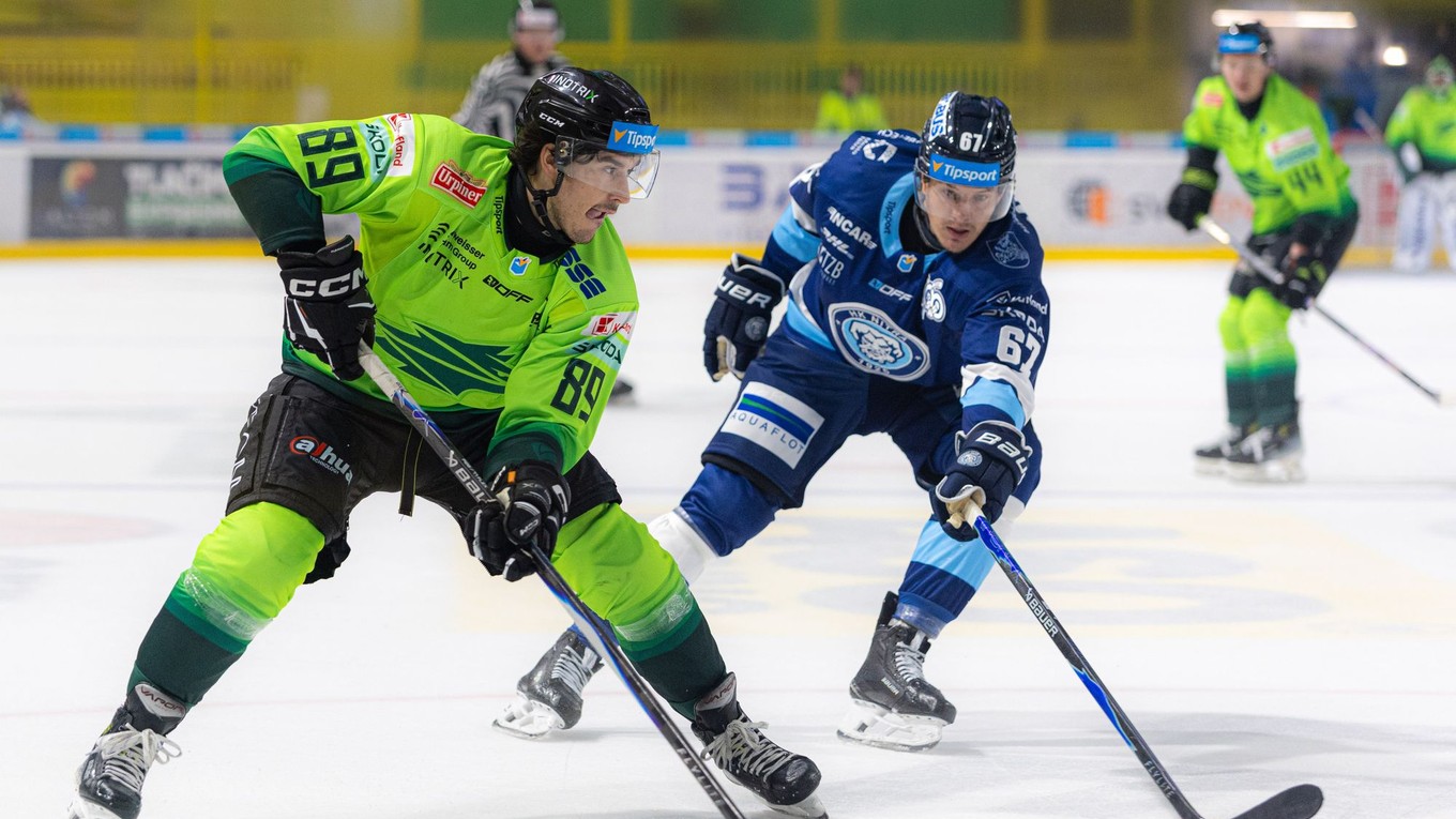 Zľava Daniel Vladimír Tkáč (Žilina) a Matej Paulovič (Nitra) v zápase Vlci Žilina - HK Nitra.