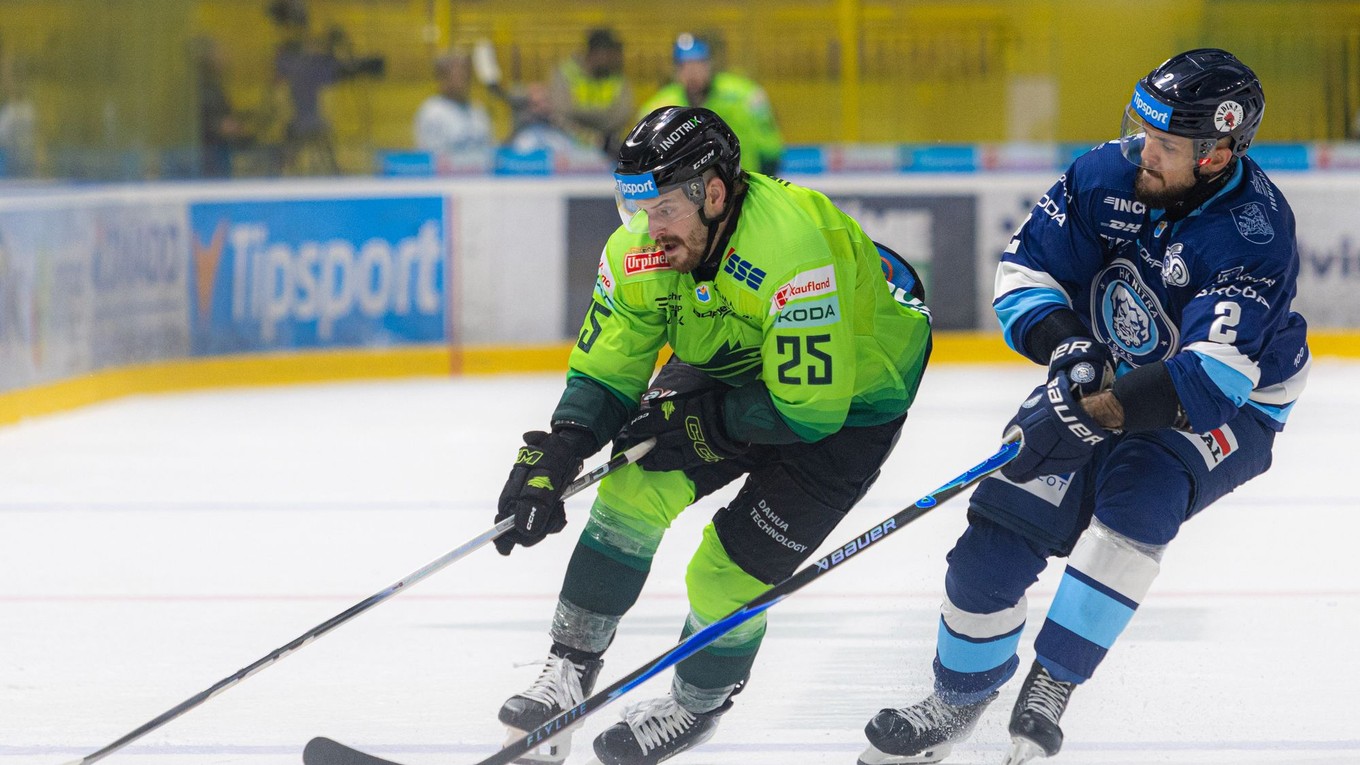 Na snímke zľava Filip Vašaš (Žilina) a Matej Bača (Nitra).