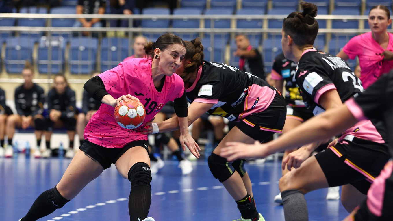 Adriána Holejová (Slovensko) a Ester Somazaová Boschová (Španielsko) bojujú o loptu v prípravnom zápase na EURO 2026 v hádzanej žien Slovensko - Španielsko.