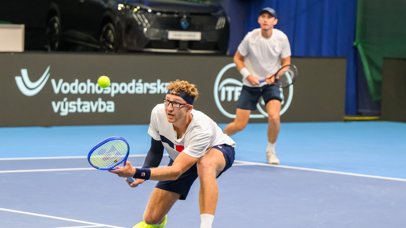 Lukáš Klein a Miloš Karol v zápase proti Nicolásovi Barrientosovi a Cristianovi Rodríguezovi z Kolumbie počas štvorhry v rámci stretnutia I. svetovej skupiny Davisovho pohára Slovensko - Kolumbia.