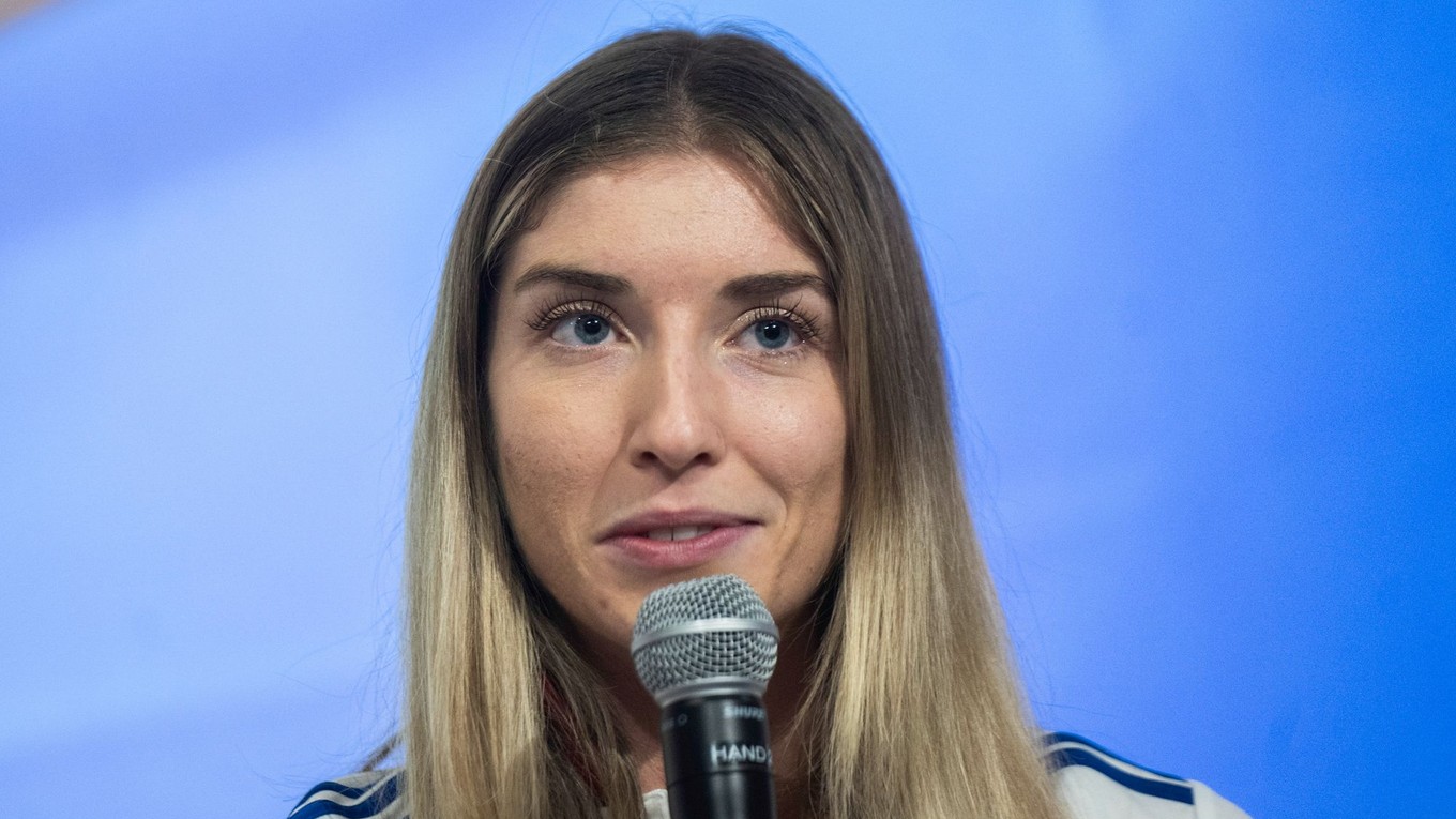 Emma Zapletalová reaguje na tlačovej konferencii po návrate z tokijského svetového šampionátu v atletike.