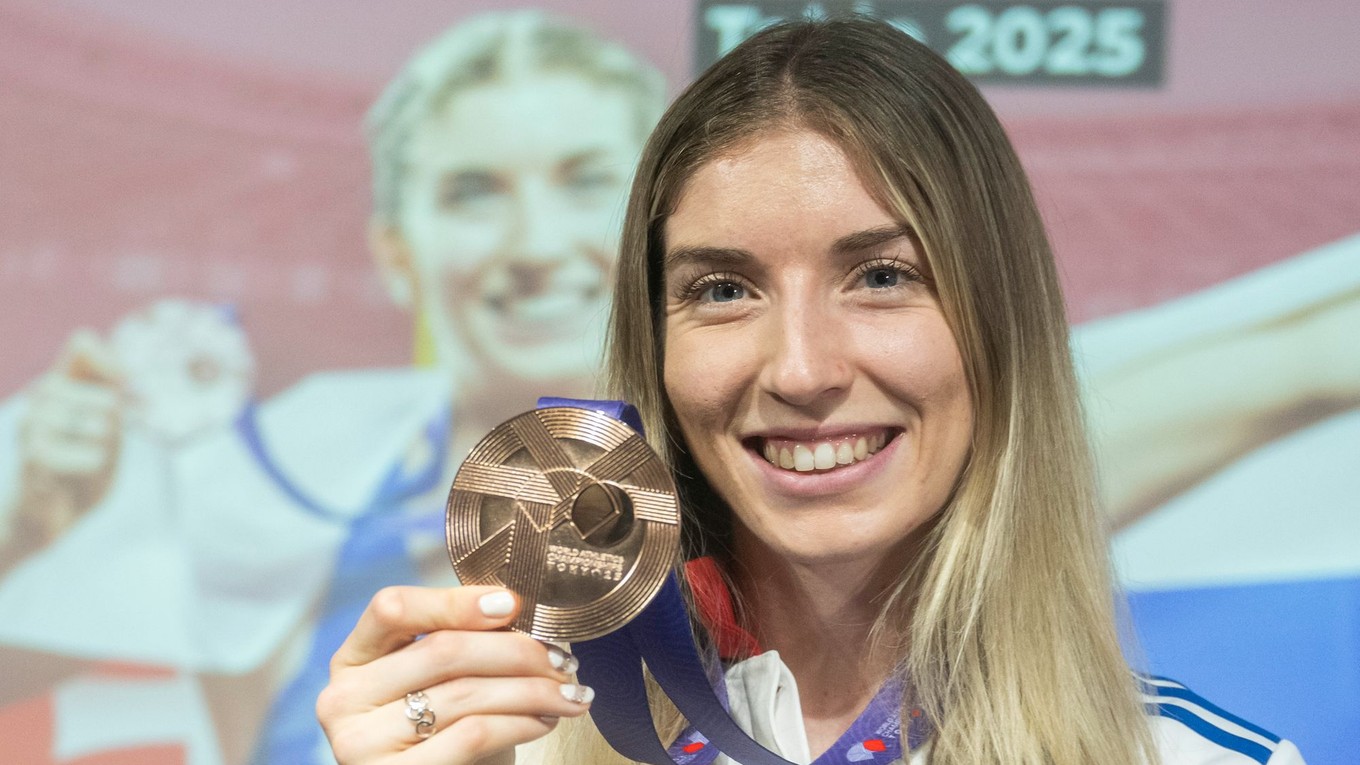 Emma Zapletalová pózuje s bronzovou medailou, ktorú získala v behu na 400 metrov cez prekážky po návrate z tokijského svetového šampionátu v atletike.