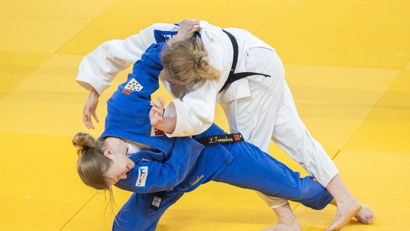 Dole Lenka Tománková.