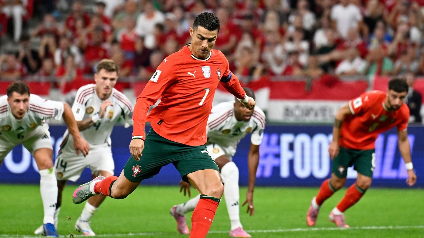 Cristiano Ronaldo strieľa druhý gól Portugalska v zápase kvalifikácie MS 2026 proti Maďarsku.